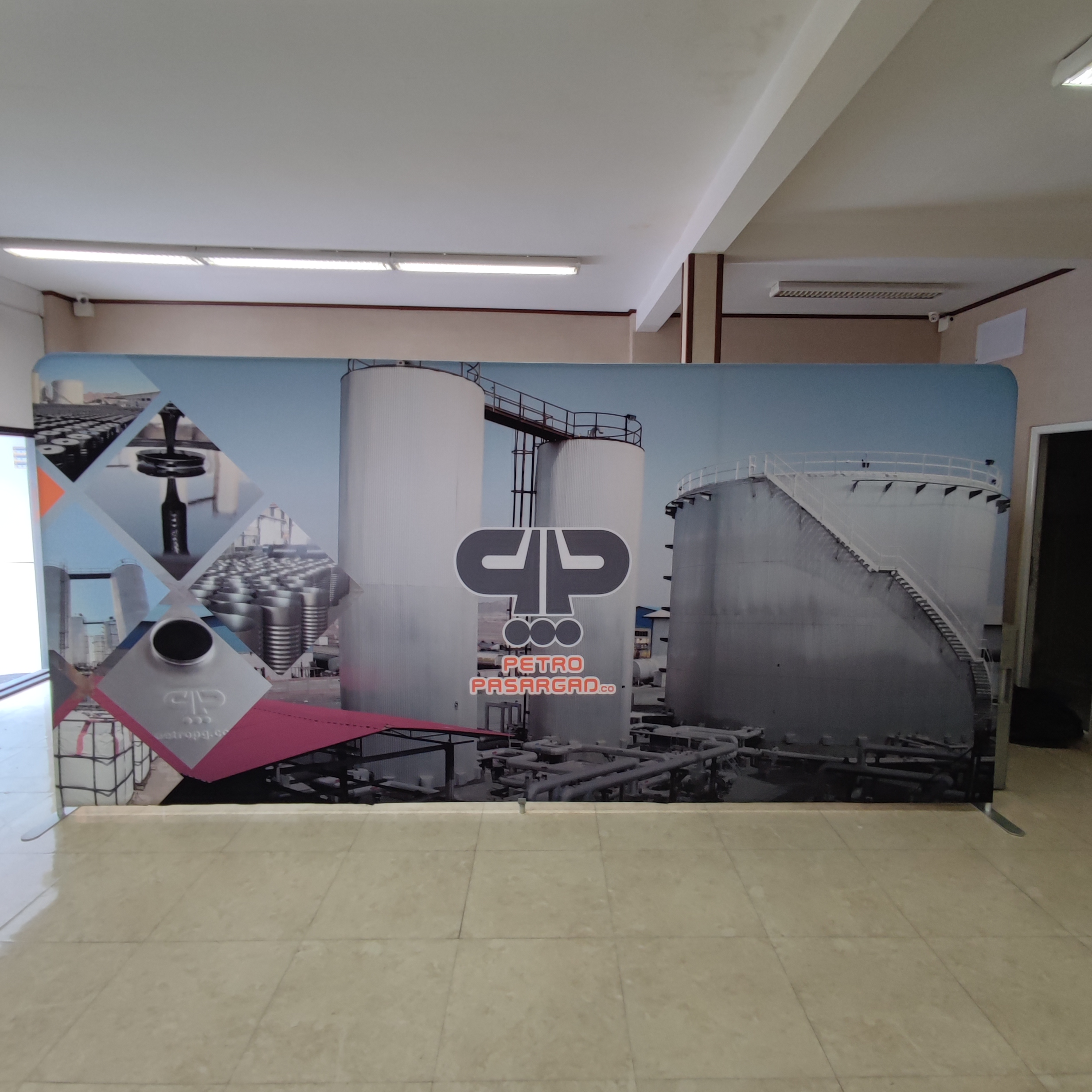 استند برندینگ یا پاپ آپ تخت